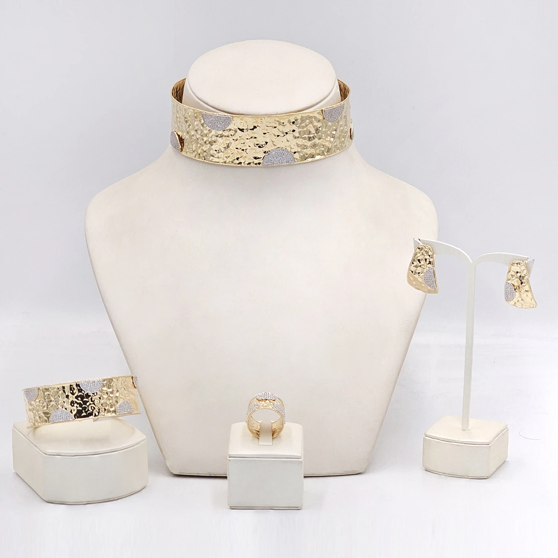 HAMMERED-FINISH GOLD JEWELRY SET 