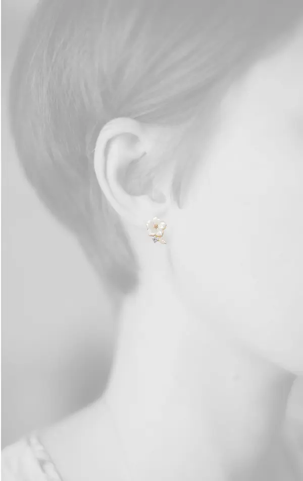 NATURA EARRINGS FLOWER WITH LEAF WHITE