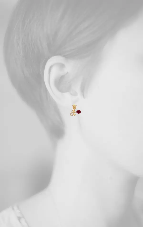 NATURA EARRINGS WITH GOLD FLOWER AND RED PEAR CUT CZ