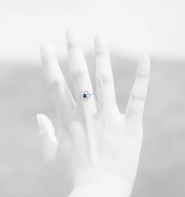 DIAMOND FLOWER RING WITH BLUE SAPHIRE