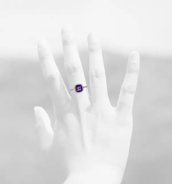 DIAMOND RING WITH CUSHION-CUT AMETHYST