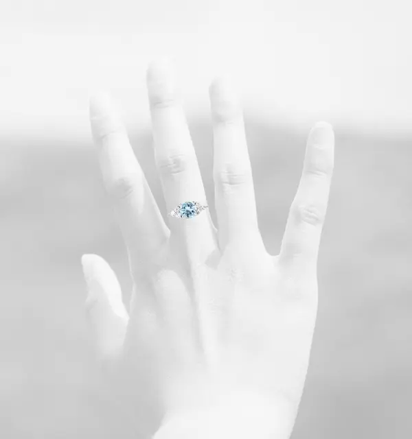 DIAMOND RING WITH OCEAN GLOW  AQUAMARINE BERYL